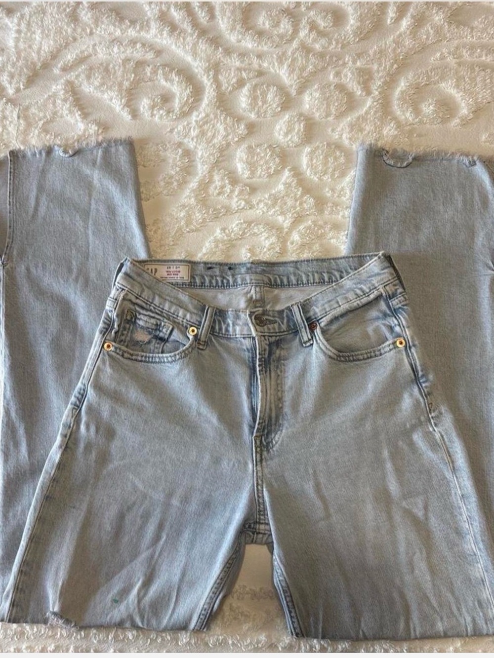 Gap 90s Light wash mid-waisted loose-leg jeans #denim #midrisejeans #gapjeans